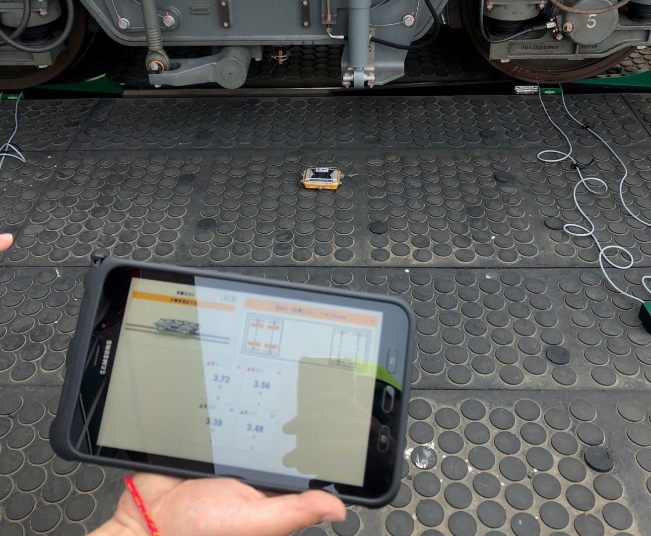 Tablet con App guida per la misura delle forze per ruota